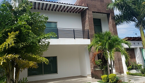 ID0134 Casa en Terranova (Tapachula) ALBERCA Y DOBLE TERRENO